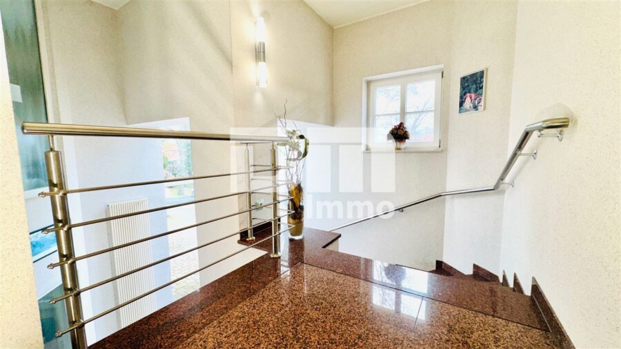 Modernisierte 1 bis 2 Familien Stadtvilla mit Maisonettewohnung in Traumlage mit Panoramablick - EG Treppenaufgang